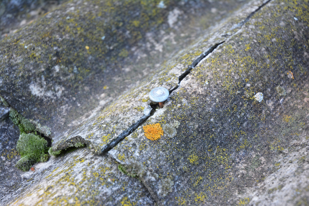 nagel in asbestplaat