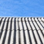 Golvende asbestplaten op een dak